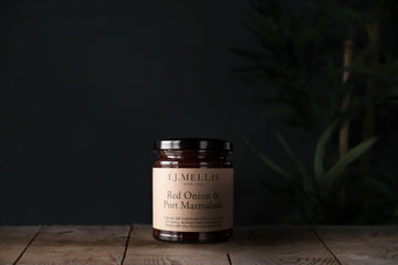 I.J. Mellis. Piquant, full-bodied and richly savoury with red onions, mollased sugar and ruby port. 227g