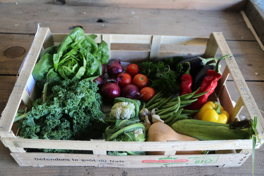 Photos show the Large Mediterranean Box Contains approximately 9-14 types of veg. May include tomatoes, courgettes, aubergine, peppers, garlic….