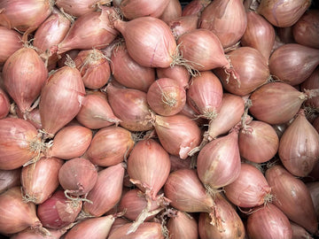 A photo of organic shallots